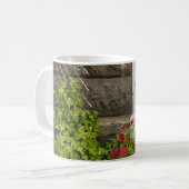 Mug Gîte écossais avec pétunias et rose (Devant gauche)