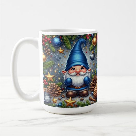 Mug Gnome de Noël entouré de décorations festives (Gauche)