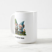Mug Gnomes joyeux qui profitent d'une pause café (Devant gauche)