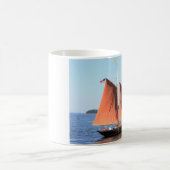 Mug goélette à voile rouge (Centre)