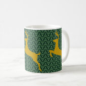 Mug Gold Leaping Deer sur Green Chevron Arrière - plan (Devant droit)