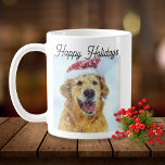 Mug Golden Retriever Dog portant le chapeau de Noël Sa<br><div class="desc">La tasse à café la plus adorable avec un style aquarelle Golden Retriever portant un chapeau de Père Noël - texte actuel lit Joyeux jours fériés mais vous pouvez facilement changer cela. Parfait pour tous ceux qui aiment les chiens.</div>