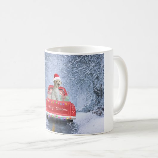 Mug Goldendoodle Chien en Neige assis à Noël (Devant droit)