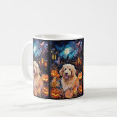Mug Goldendoodle d'Halloween avec citrouilles effrayan (Devant gauche)