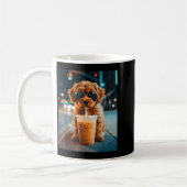 Mug Goldendoodle drôle buvant du café glacé mème anima (Gauche)