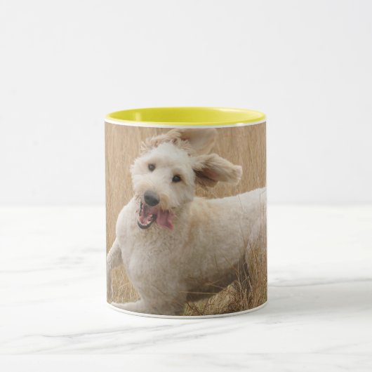 Mug Goldendoodle traverse l'herbe (Centre)