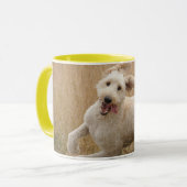 Mug Goldendoodle traverse l'herbe (Devant gauche)