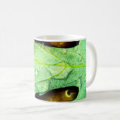 Mug Gouttes de pluie sur une feuille (Devant droit)