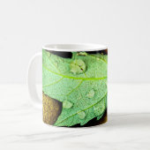 Mug Gouttes de pluie sur une feuille (Devant gauche)