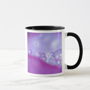 Mug Gouttes de rosée sur un pétale de fleur abstrait.