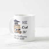 Mug Grad Casquette et livres Diplôme Il l'a fait (Devant gauche)