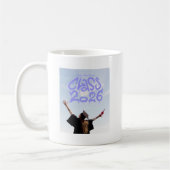 Mug Graffiti de la promotion 2026 | Photo de remise de (Gauche)