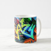 Mug Graffiti lumineux, design graphique urbain. (Devant droit)