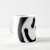 Mug graffiti visage souriant émoticon en noir sur blan (Devant gauche)