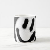 Mug graffiti visage souriant émoticon en noir sur blan (Centre)