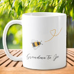 Mug Grand-mère à être<br><div class="desc">Cette tasse à café est décorée avec des abeilles au miel aquarelle et "Grand-mère à abeille" dans une typographie stylisée. Facilement personnalisable avec votre monogramme. Fait un joli cadeau pour la future mère. Aquarelle originale © Michele Davies.</div>