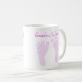 Mug Grand-mère dans l'attente rose bébé pieds Faire-pa (Devant droit)