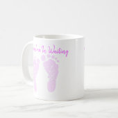 Mug Grand-mère dans l'attente rose bébé pieds Faire-pa (Devant gauche)