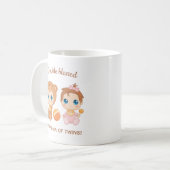 Mug Grand-mère de jumeaux bébé fille ours combinaison (Devant gauche)