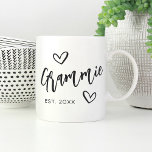 Mug Grand-mère établie pour la première année<br><div class="desc">Créez un doux souvenir pour grand-mère avec ce design simple qui présente "Grammie" à la main en écriture manuscrite accentuée de coeurs. Personnalisez avec l'année où elle est devenue grand-mère pour une mignonne fête des mères ou un cadeau de faire-part de grossesse.</div>