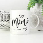 Mug Grand-mère établie pour l'année Mimi<br><div class="desc">Créez un doux souvenir pour grand-mère avec ce design simple qui présente "Mimi" à la main en écriture de script esquissé accentué de coeurs. Personnalisez avec l'année où elle est devenue grand-mère pour une mignonne fête des mères ou un cadeau de faire-part de grossesse.</div>