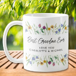Mug Grand-mère florale personnalisée<br><div class="desc">Cette tasse à fleurs est décorée de fleurs sauvages délicats d'aquarelle et de feuillage dans les tons pastel. Il dit Best Grandma Ever style typographie script. Facile à personnaliser. Utilisez l'outil de conception pour modifier la taille, le style ou la couleur du texte. En créant notre oeuvre, vous ne trouverez...</div>