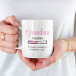 Mug Grand-mère rose Chargement de Faire-part de grosse<br><div class="desc">Cette adorable tasse à café Grandma rose et blanche est parfaite pour la surprendre avec votre faire-part de grossesse. C'est une excellente idée pour la grand-mère qui aime la technologie.</div>
