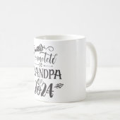 Mug grand-père est 2024, Promoted To Grandpa Est. 2024 (Devant droit)