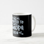 Mug grand-père est 2024, Promoted To Grandpa Est. 2024 (Devant droit)