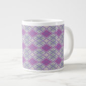 MUG GRANDE BLANC EN MAILLE ARGYLE LILAS (Devant droit)
