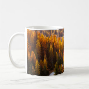 Mug Grande vue sur la route sinueuse. Dramatique et ma