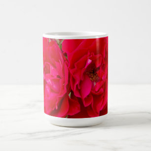 Mug Grandes roses rouges dans le jardin