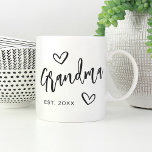 Mug Grandma de script esquissé à la main Année établie<br><div class="desc">Créez un doux souvenir pour grand-mère avec ce design simple qui présente "Grand-mère" dans des lettres manuscrites avec des accents de coeur. Personnalisez avec l'année où elle est devenue grand-mère pour une mignonne fête des mères ou un cadeau de faire-part de grossesse.</div>