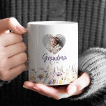 Mug Grandma Purple Aquarelle Fleurs sauvages et cadeau<br><div class="desc">Les tasses à photo florale personnalisées pour grand-mère sont une façon magnifique et pratique de célébrer son nouveau rôle tout en ajoutant une touche d'amour à sa routine quotidienne. Cette tasse personnalisée présente un cadre photo en forme de coeur au-dessus du mot "Grand-mère" avec un "Est" personnalisable. [Année]" pour commémorer...</div>