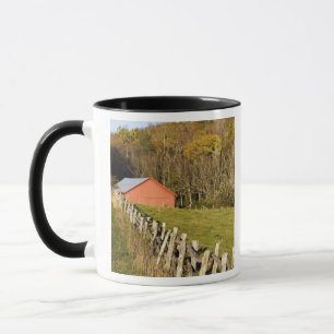 Mug Grange et fencerow rouges le long de l'arête bleu