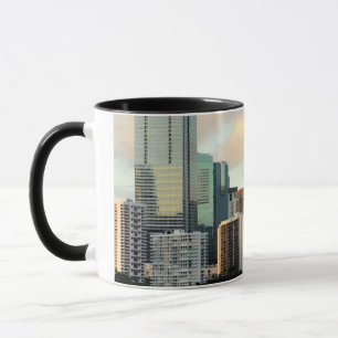 Mug Gratte-ciel de Miami contre le ciel clair large
