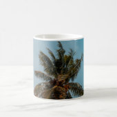 Mug Green coconut tree under blue sky (Centre)