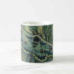 Mug Green Peacock (Empereur) Moth de Vincent van Gogh<br><div class="desc">Great Peacock Moth ou Emperor Moth de Vincent van Gogh est une peinture naturelle de post impressionnisme d'art vintage. Un géant empereur Moth vole parmi les fleurs et les plantes dans un jardin jardin. Van Gogh utilisait des papillons dans ses oeuvres comme symbole d'espoir. La Tête de la Mort est...</div>
