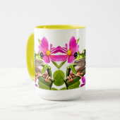 Mug Grenouille verte adorable entourée de fleurs roses (Devant gauche)
