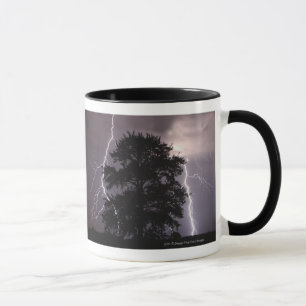 Mug Grèves surprise dans le ciel derrière un arbre