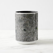 Mug Gris de roche de granit avec de la mousse verte (Centre)