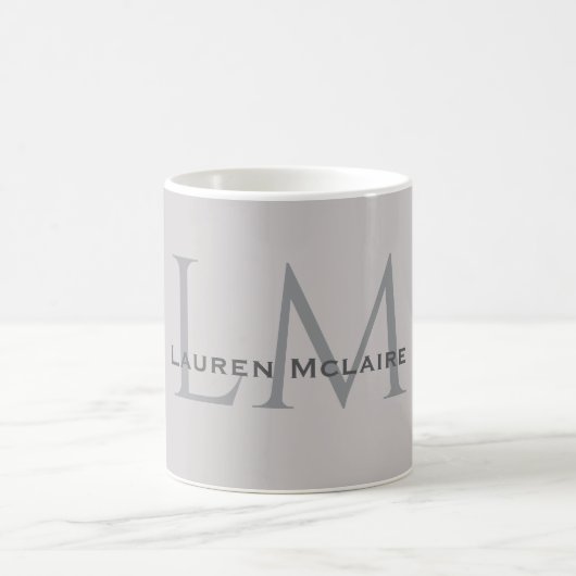 Mug Gris Taupe Moderne Style de Bureau Monogramme (Centre)