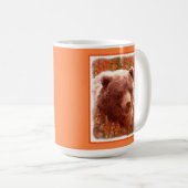Mug Grizzly Bear Cub dans Fireweed Peinture Art de la (Devant droit)