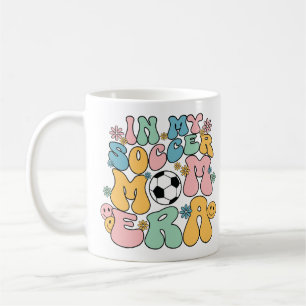 Mug Groovy Dans Mon Ère De Maman De Foot Amusant Maman