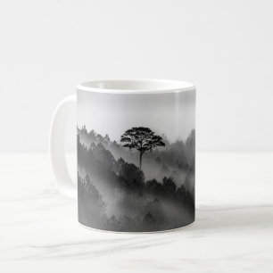Mug Gros arbre dans la forêt de pins dans la mer
