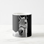 Mug Gros plan Cheval blanc noir en nuit (Centre)