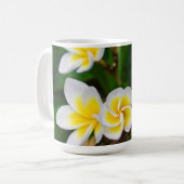 Mug Gros plan de fleurs de la plumeria, Hawaï (Devant gauche)