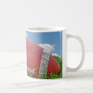 Mug Gros plan d'un football en herbe