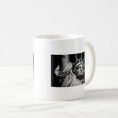 Mug Gros plan Statue blanche noire de la Liberté New Y (Devant droit)