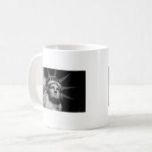 Mug Gros plan Statue blanche noire de la Liberté New Y (Devant gauche)